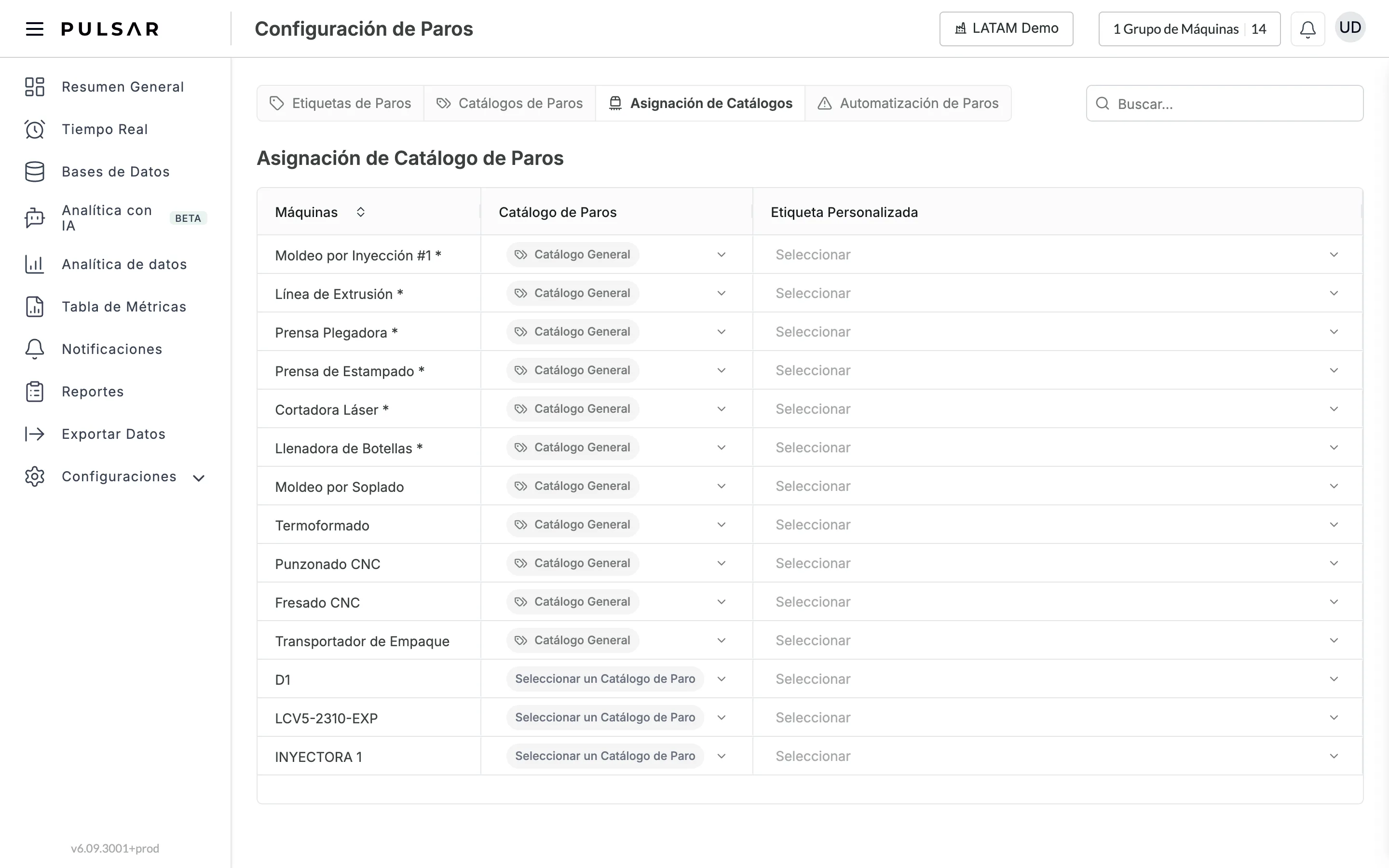 Configuraciones > Paradas, pestaña Asignación de Catálogos: la tabla Asignación de Catálogo de Paros con las columnas Máquinas, Catálogo de Paros y Etiqueta Personalizada, y un menú Seleccionar para cada máquina en la columna Etiqueta Personalizada.