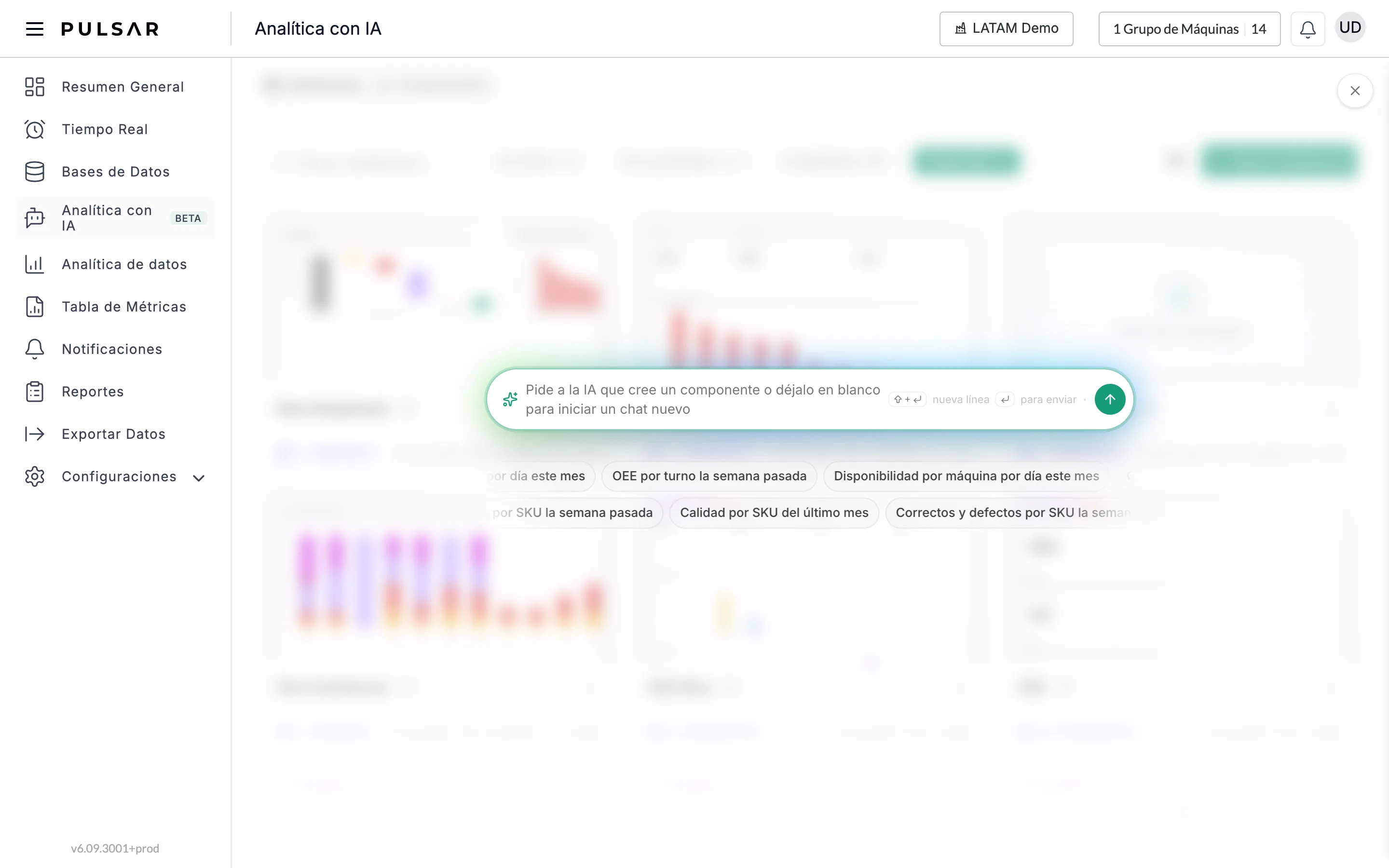 El cuadro de la IA abierto sobre la página de Analítica con IA desenfocada, con el texto Pide a la IA que cree un componente o déjalo en blanco para iniciar un chat nuevo, las indicaciones Shift + Enter para nueva línea y Enter para enviar, un botón verde de enviar y dos filas de sugerencias como OEE por turno la semana pasada, Disponibilidad por máquina por día este mes, Calidad por SKU del último mes y Correctos y defectos por SKU la semana pasada. Un botón X para cerrar arriba a la derecha.