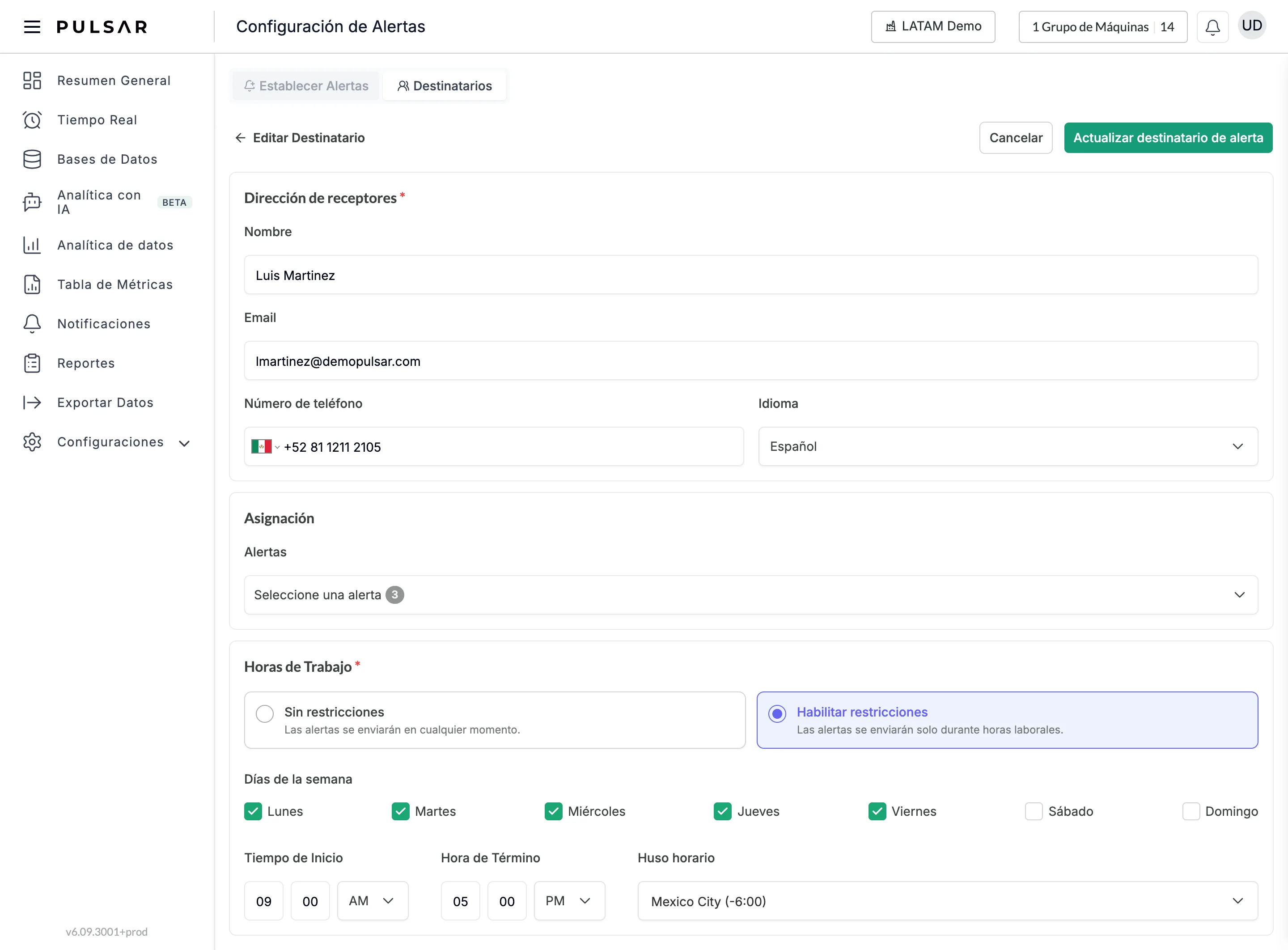 La página Editar Destinatario con la sección Dirección de receptores (Nombre, Email, Número de teléfono con la bandera del país e Idioma), la sección Asignación con el menú Alertas, y Horas de Trabajo con Habilitar restricciones seleccionada, que muestra los días de la semana de Lunes a Domingo, Tiempo de Inicio, Hora de Término y Huso horario. Arriba a la derecha, Cancelar y Actualizar destinatario de alerta.