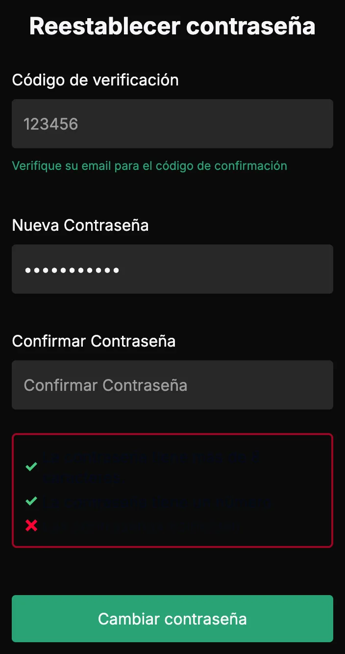 La página Reestablecer contraseña con los campos Código de verificación, Nueva Contraseña y Confirmar Contraseña, una contraseña escrita en Nueva Contraseña, la lista de requisitos debajo con palomitas verdes en los requisitos de longitud y de número y una cruz roja en Las contraseñas coinciden, y el botón Cambiar contraseña abajo.