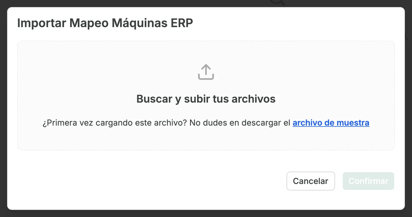 El diálogo Importar Mapeo Máquinas ERP, con un área de carga que dice Buscar y subir tus archivos y ¿Primera vez cargando este archivo? No dudes en descargar el archivo de muestra, con archivo de muestra como enlace, y los botones Cancelar y Confirmar; Confirmar aparece deshabilitado.