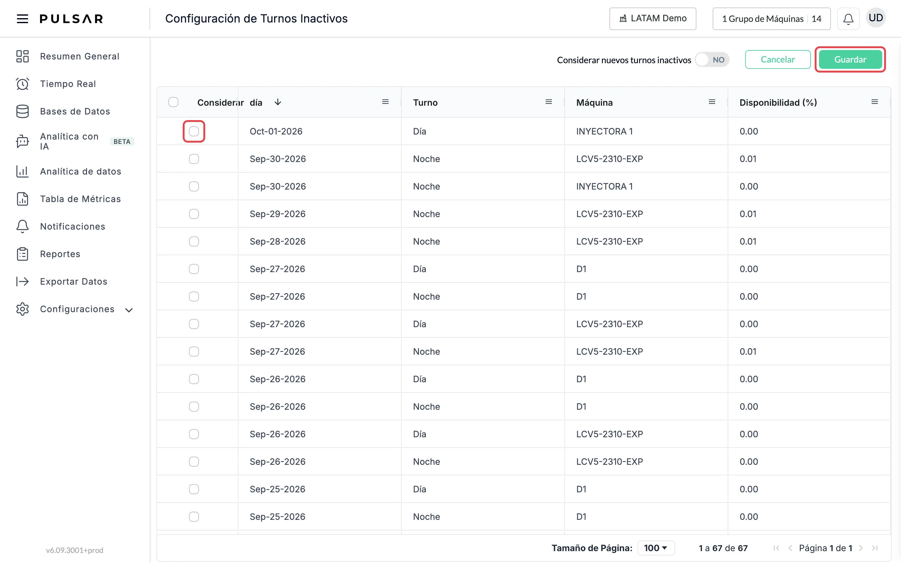 La página Configuración de Turnos Inactivos, con una tabla de turnos inactivos y las columnas Considerar, día, Turno, Máquina y Disponibilidad (%). La casilla de un turno en la columna Considerar y el botón Guardar arriba a la derecha están resaltados.