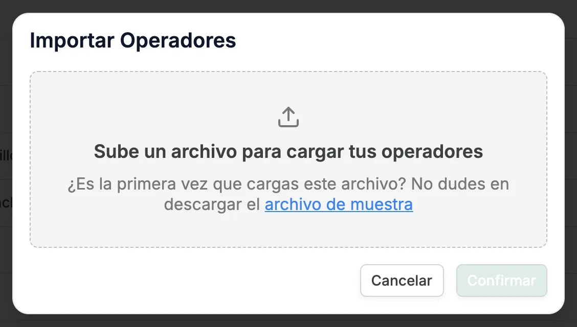 El diálogo Importar Operadores, con un área de carga que dice Sube un archivo para cargar tus operadores y ¿Es la primera vez que cargas este archivo? No dudes en descargar el archivo de muestra, con archivo de muestra como enlace, y los botones Cancelar y Confirmar; Confirmar aparece deshabilitado.