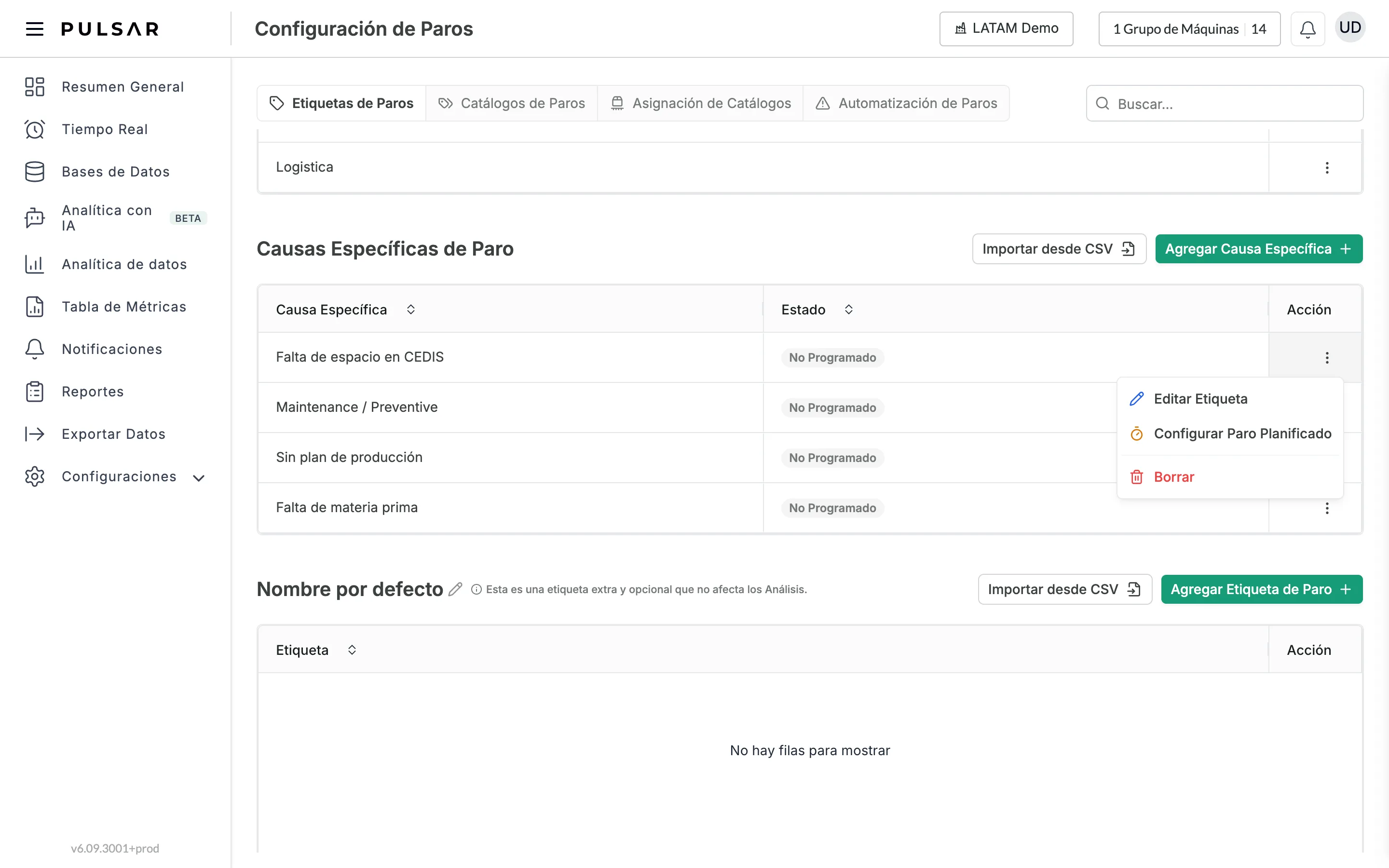 Configuraciones > Paradas, pestaña Etiquetas de Paros, en la tabla Causas Específicas de Paro con sus columnas Causa Específica, Estado y Acción. El menú de tres puntos de una causa específica está abierto y muestra Editar Etiqueta, Configurar Paro Planificado y Borrar.