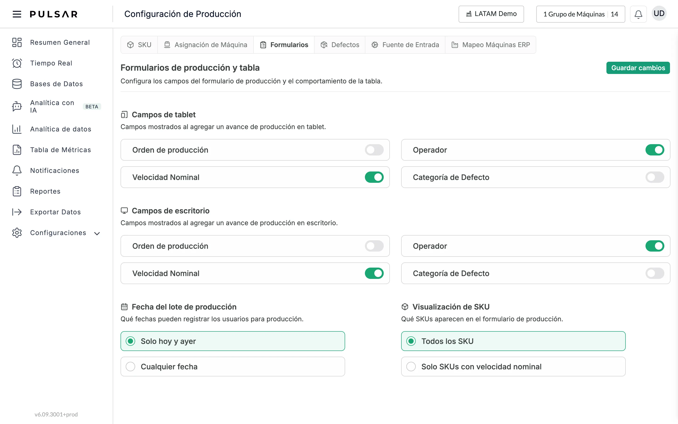 La pestaña Formularios, Formularios de producción y tabla, con el botón Guardar cambios: interruptores Orden de producción, Operador, Velocidad Nominal y Categoría de Defecto en Campos de tablet y otra vez en Campos de escritorio, después las opciones de Fecha del lote de producción Solo hoy y ayer y Cualquier fecha, y las de Visualización de SKU Todos los SKU y Solo SKUs con velocidad nominal.
