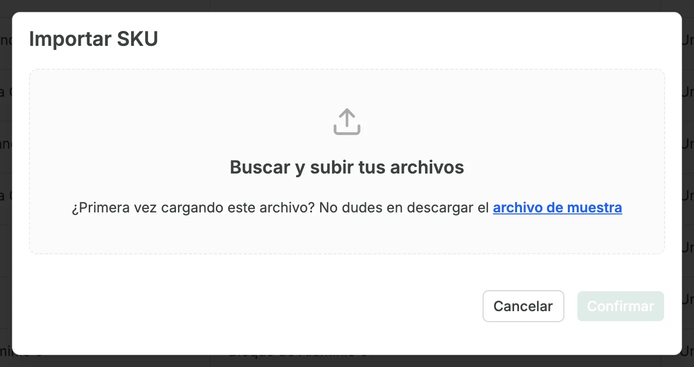 La ventana Importar SKU, con el área Buscar y subir tus archivos, la línea ¿Primera vez cargando este archivo? No dudes en descargar el archivo de muestra con archivo de muestra como enlace, y los botones Cancelar y Confirmar.