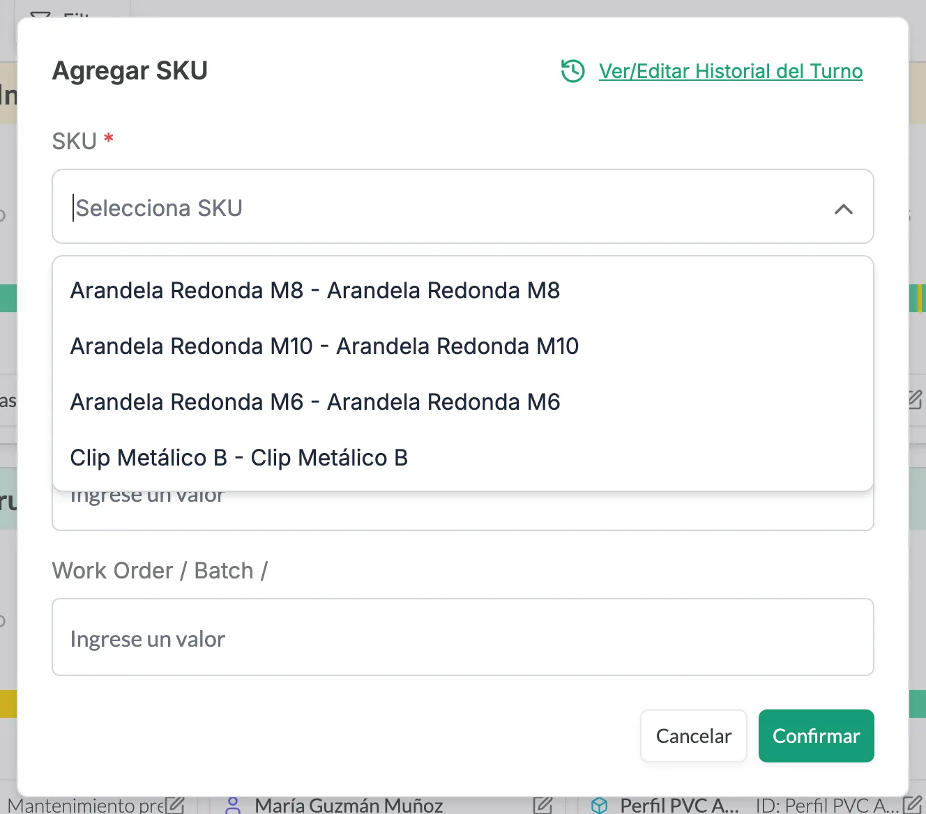 La ventana Agregar SKU, con el campo SKU abierto mostrando la lista de SKU como código y nombre, el campo Tiempo de Inicio, los campos Supervisor y Work Order / Batch /, el enlace Ver/Editar Historial del Turno arriba a la derecha y los botones Cancelar y Confirmar.