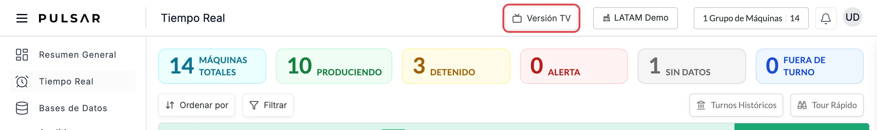 La parte superior de la página Tiempo Real, con el botón Versión TV resaltado junto a los selectores de planta y de grupo de máquinas, arriba de los contadores de estatus de las máquinas.
