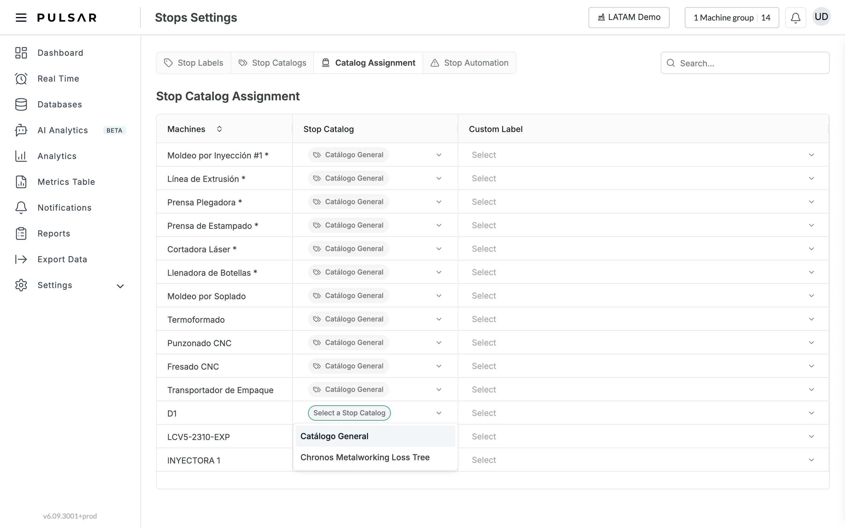 Stops Settings, Catalog Assignment tab: the Stop Catalog Assignment table with the Machines, Stop Catalog and Custom Label columns. Most machines show Catálogo General, and the Stop Catalog drop-down of a machine that shows Select a Stop Catalog is open with the available catalogs.