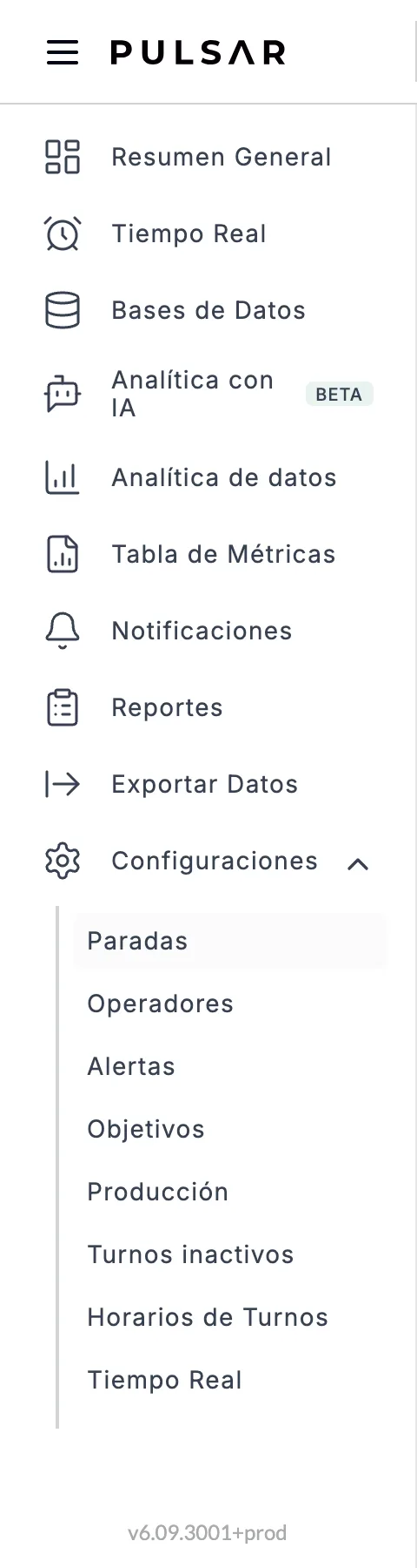 El menú lateral de la aplicación de escritorio con Configuraciones desplegado, que muestra Paradas, Operadores, Alertas, Objetivos, Producción, Turnos inactivos, Horarios de Turnos, Tiempo Real, con Paradas resaltado. Grupos de Máquinas y Usuarios están más abajo en la misma lista, que se desplaza.