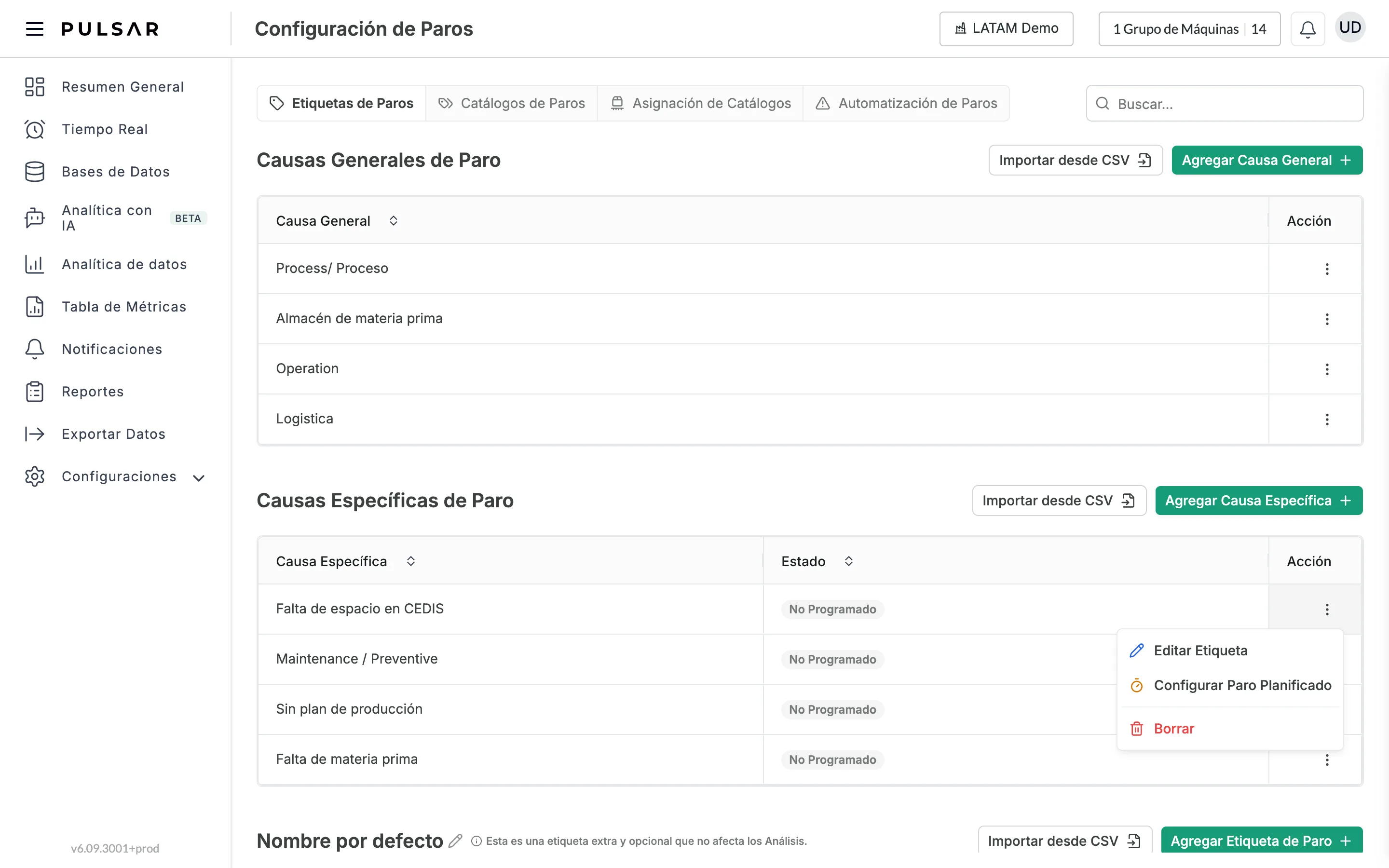 Configuración de Paros, pestaña Etiquetas de Paros: la tabla Causas Generales de Paro arriba y la tabla Causas Específicas de Paro abajo, cada una con Importar desde CSV y un botón para agregar, y la tabla Causas Específicas de Paro con una columna Estado que dice Programado o No Programado. El menú de tres puntos de una causa específica está abierto en Editar Etiqueta, Configurar Paro Planificado y Borrar.