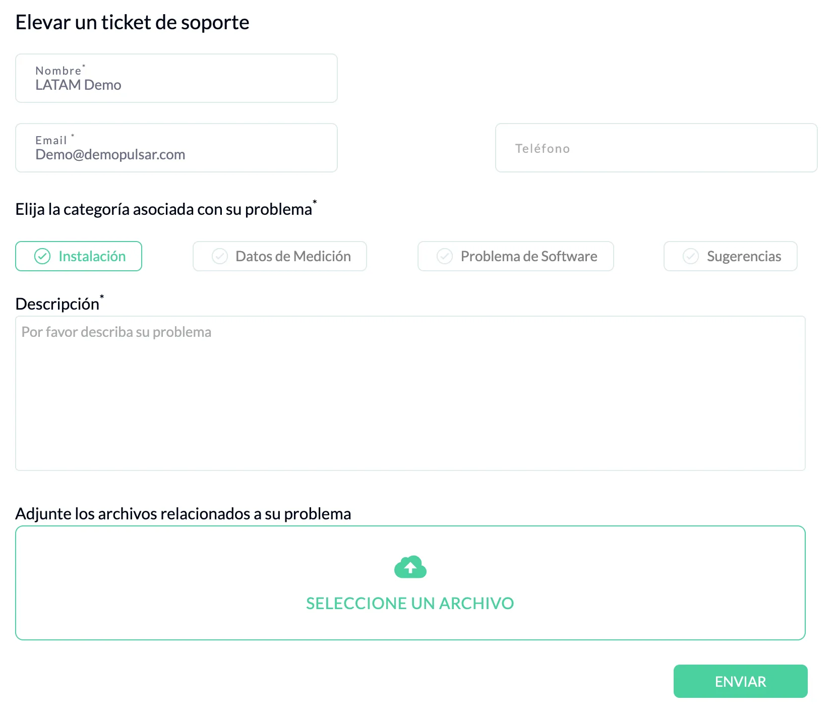 El formulario Elevar un ticket de soporte en la página Solicitar Ayuda, con los campos Nombre, Email y Teléfono, las cuatro categorías con Instalación seleccionada, el cuadro Descripción, el área SELECCIONE UN ARCHIVO y el botón ENVIAR.