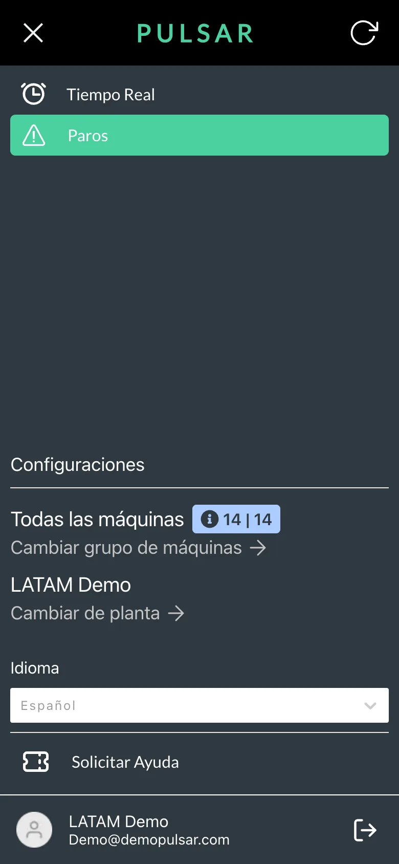 La app móvil con el menú abierto: Tiempo Real y Paros arriba, la sección Configuraciones con el grupo de máquinas, la planta e Idioma, y Solicitar Ayuda con un ícono de boleto en la parte inferior, arriba del nombre y el email del usuario.